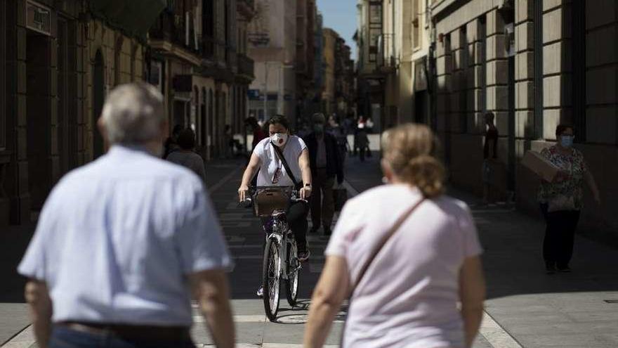 Personas caminan por Santa Clara con la mascarrilla.