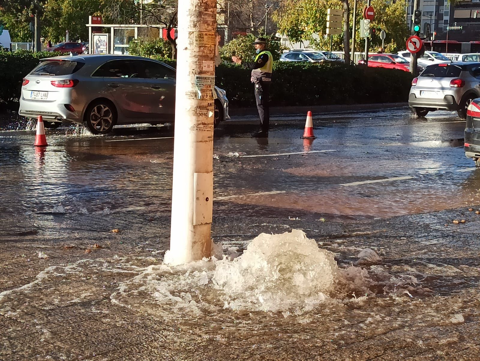 Una rotura de una cañería cruce de la Avenida Tres Cruces con Avenida del Cid