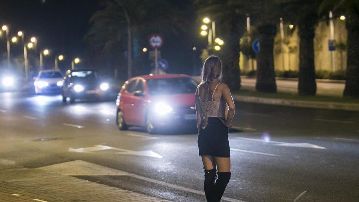 Una mujer ejerciendo la prostitución a las afueras de Alicante, en imagen de achivo.