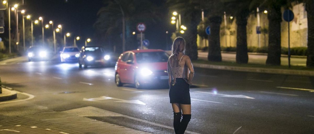 Una mujer ejerciendo la prostitución a las afueras de Alicante, en imagen de achivo.