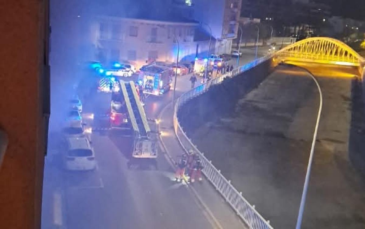 Despliegue de medios en el incendio ocurrido hoy en Gandia.
