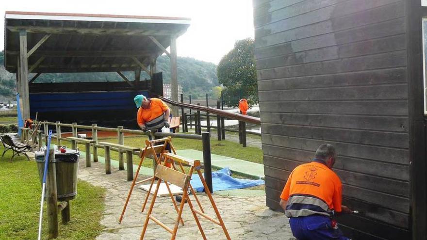 Ribadesella acicala el polideportivo y renueva máquinas