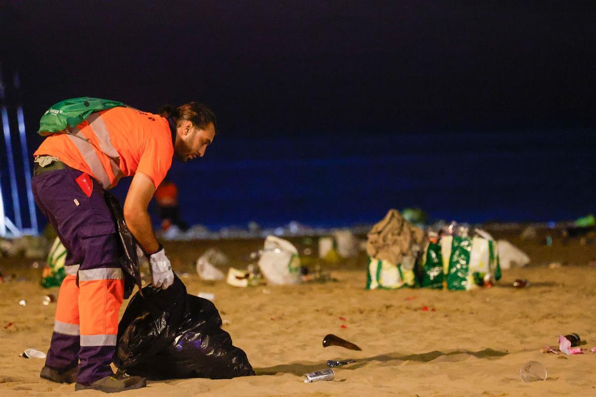 Dispositivo de limpieza en las playas valencianas tras la noche de San Juan Dispositivo de limpieza en las playas valencianas tras la noche de San Juan