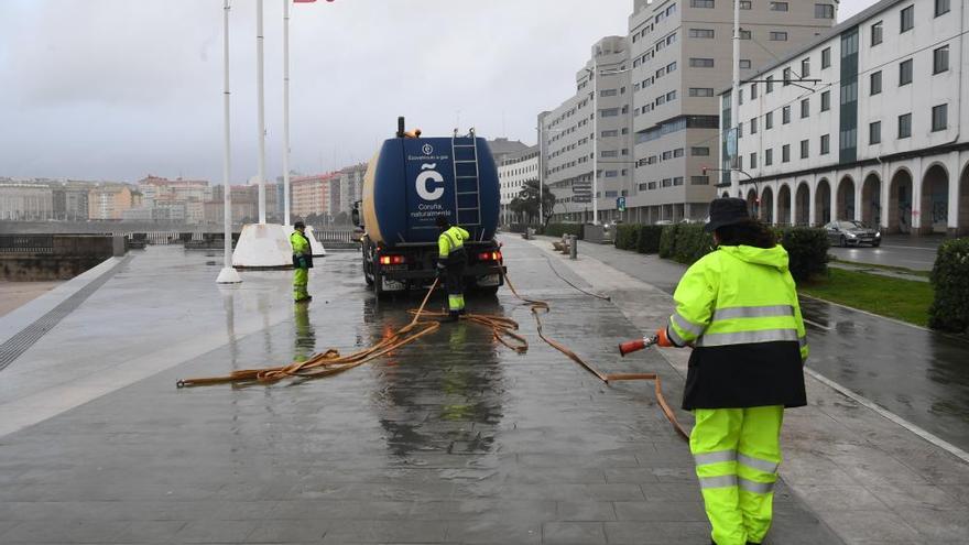 El temporal costero deja rastro en el paseo marítimo de A Coruña