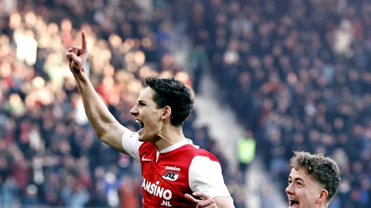 Ruben Van Bommel celebra uno de sus goles al Ajax