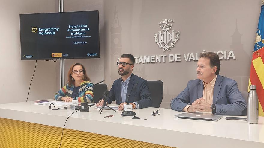 Transportistas, taxistas y ciudadanos se ahorrarán dar vueltas para aparcar con los sensores instalados en València