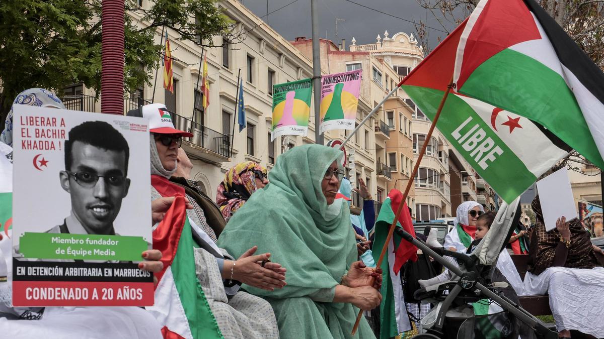 Concentración de manifestantes favorables a la libertad del Sáhara en la plaza de la Montañeta