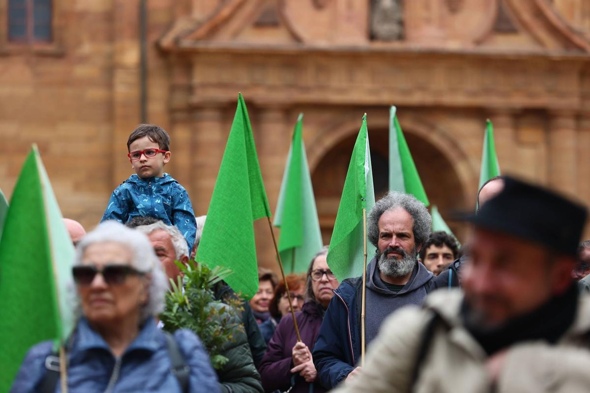 La manifestación para pedir la paralización del parking del Campillín.
