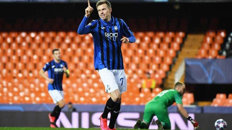 El esloveno Josip Ilicic celebra uno de los cuatro goles que anotó ayer en Mestalla para el Atalanta. // Efe