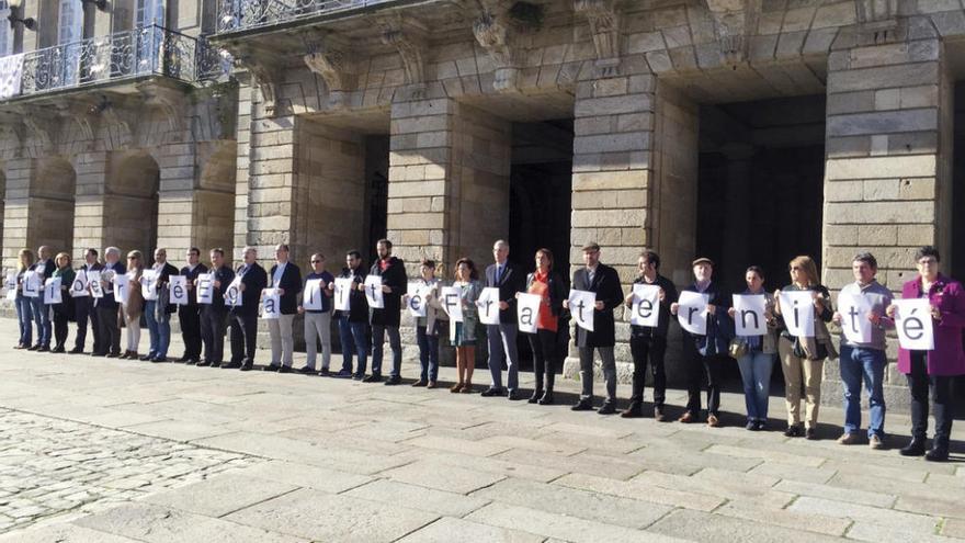 Concentración de apoyo a Francia ayer en Santiago con cargos de Xunta y concello de varias organizaciones políticas. // FdV