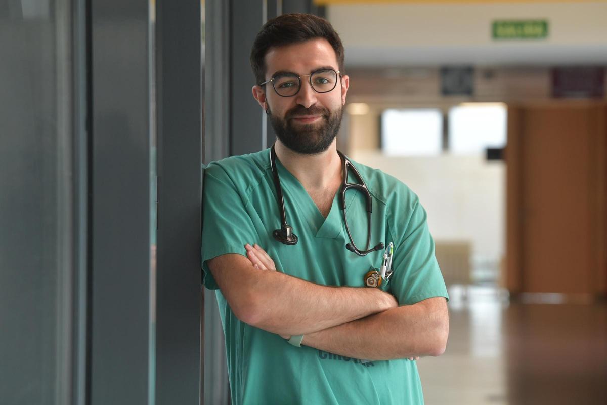 Miguel González, médico residente de Cardiología en el Chuac.