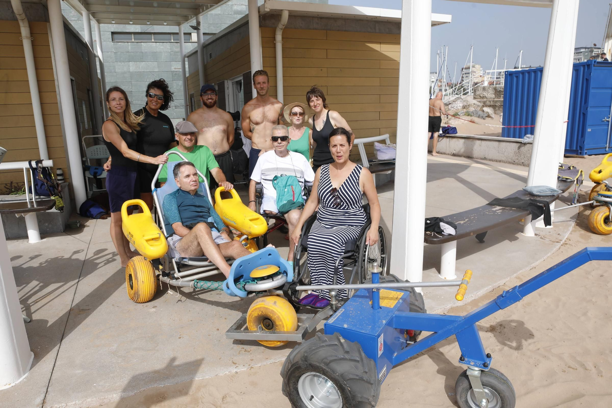Así funciona el servicio para personas con discapacidad en la playa de Poniente (en imágenes)