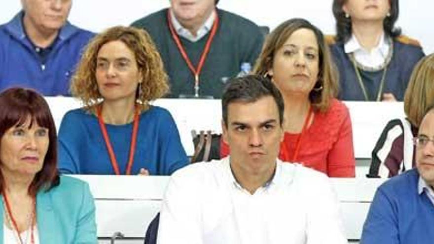 Francina Armengol, sentada en la segunda fila detrás de Pedro Sánchez, durante el comité federal celebrado ayer en Madrid.