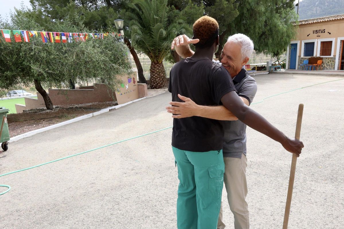 Jesús Teruel abraza a uno de los internos de La Zarza, en Abanilla.