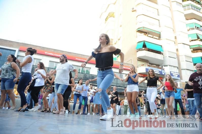 Los bailes latinos salen a la calle en Murcia