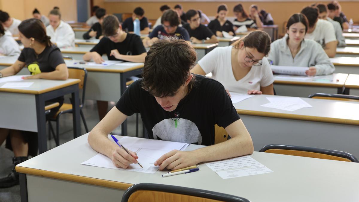 433 estudiantes de la l'Alcoià y el Comtat se examinan de la PAU 2023 en Alcoy