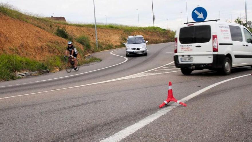 El lugar del accidente, con un pivote marcando la trazada de la furgoneta.