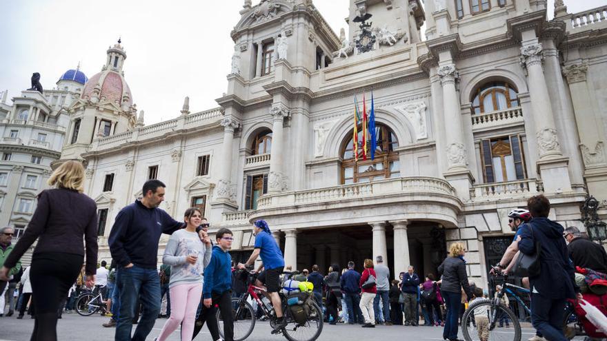 Ribó se plantea peatonalizar la plaza del Ayuntamiento todos los domingos