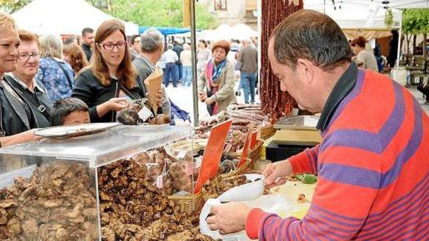 El nucli antic de Santpedor es va omplir de parades, sobretot de productes alimentaris