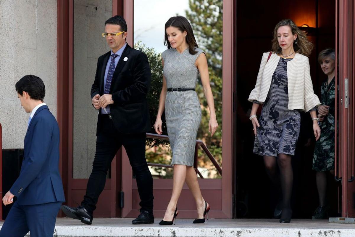 Su Majestad la Reina apuesta por un look sofisticado con vestido de Hugo Boss y complementos de Carolina Herrera