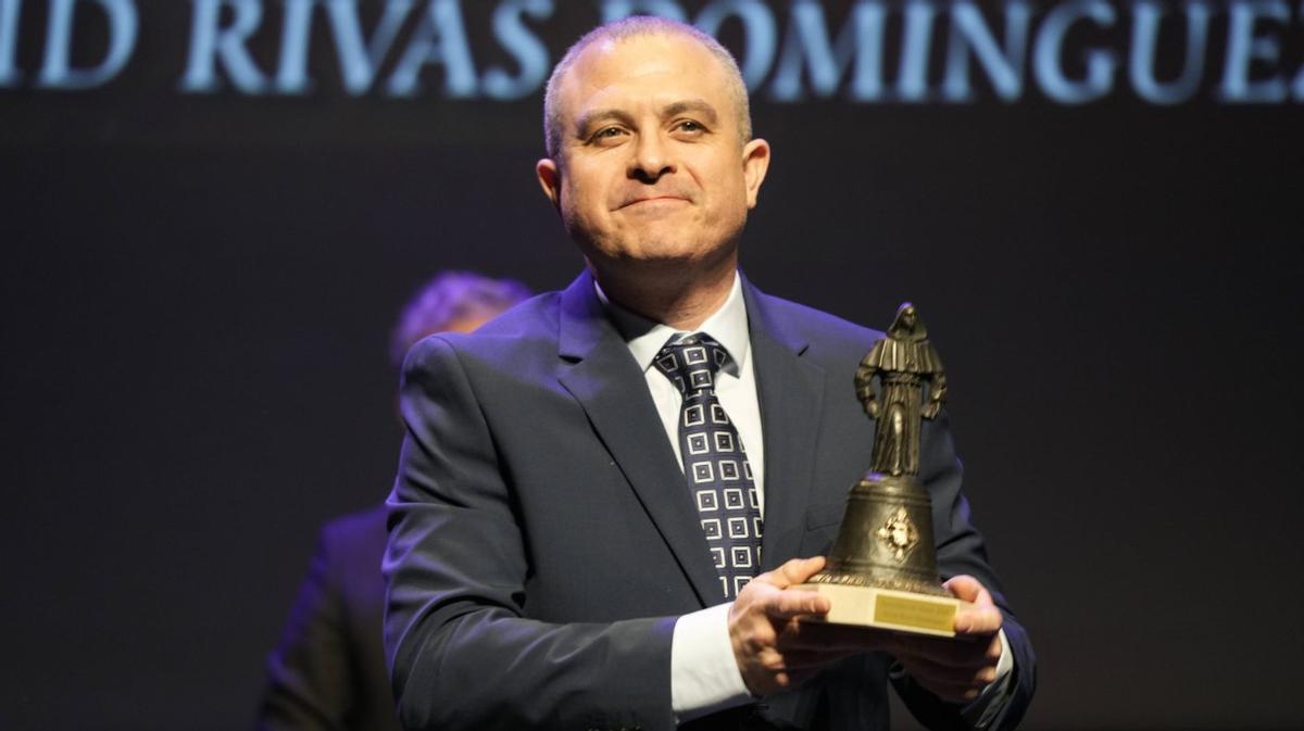 Arriba, David Rivas agradece el Barandales de Honor. Izquierda, el obispo  de Zamora,Fernando Valera, entre el subdelegado Ángel Blanco   e Isabel Blanco, vicepresidenta de la Junta.
