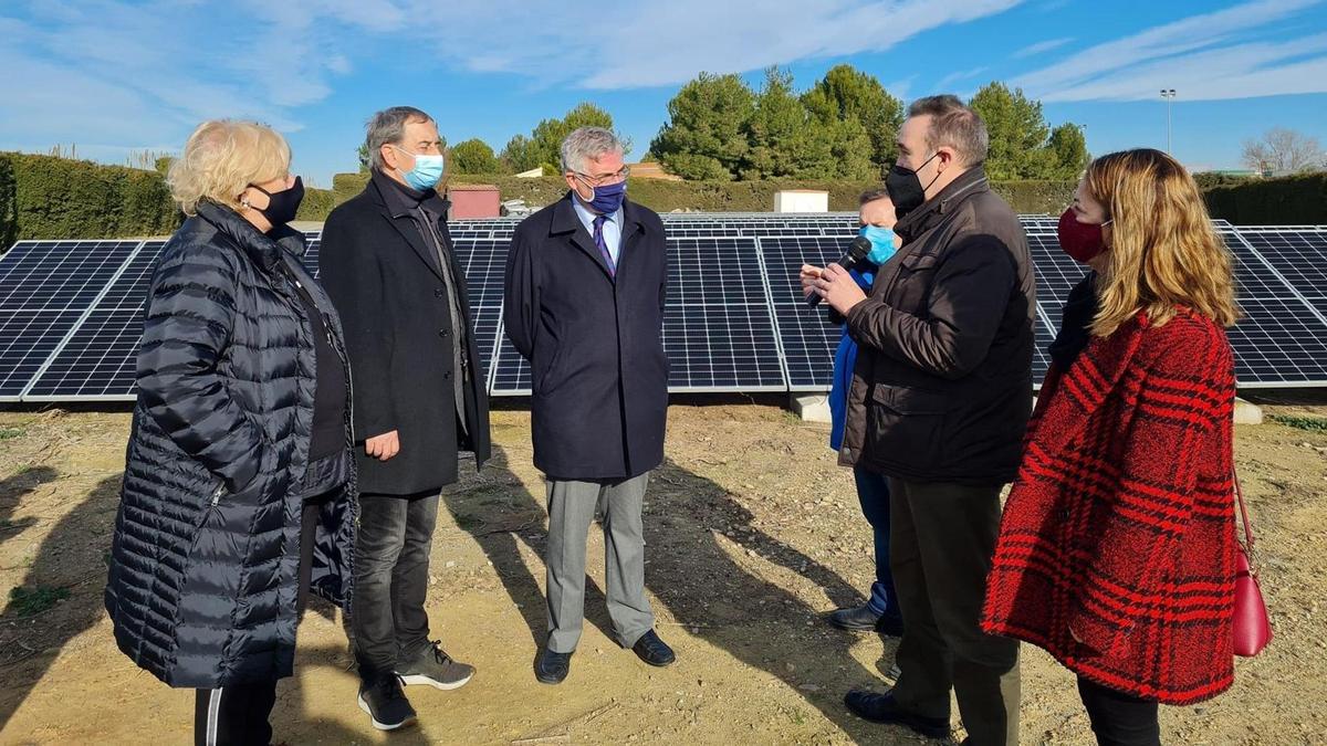 El consejero de Agricultura, Ganadería y Medio Ambiente, Joaquín Olona, visita la estación depuradora de aguas residuales de Binéfar, una de las cuatro donde se han instalado placas solares.