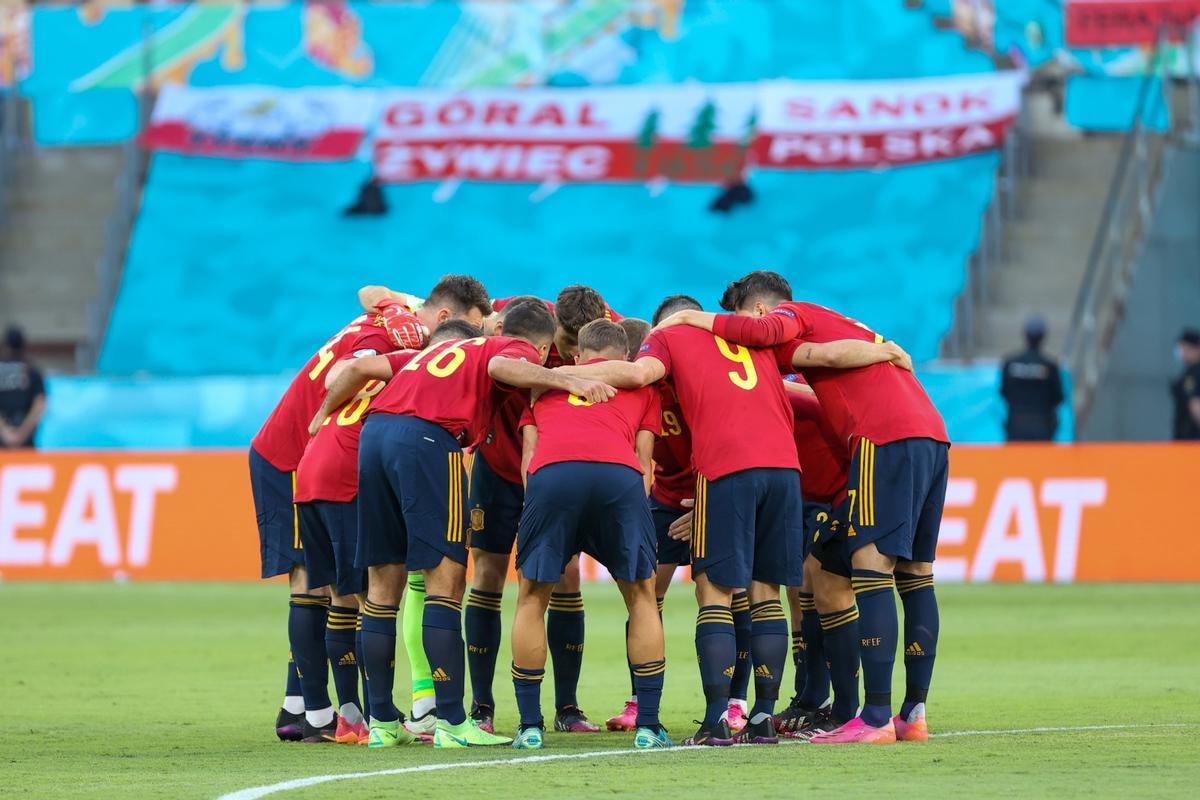 Los jugadores de la selección se conjuran antes de empezar el partido contra Polonia en Sevilla.