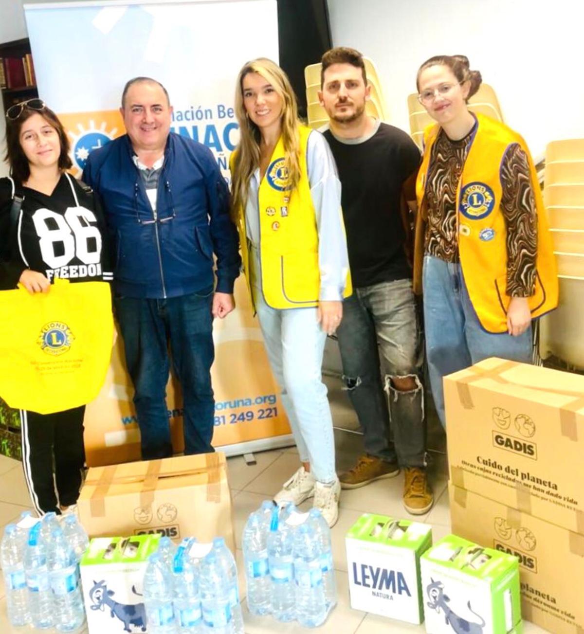 Paula Doval, Presidenta del Club Os Pequerrechos, con varios compañer@s , entregando comida y productos de higiene en la Asociación Renacer