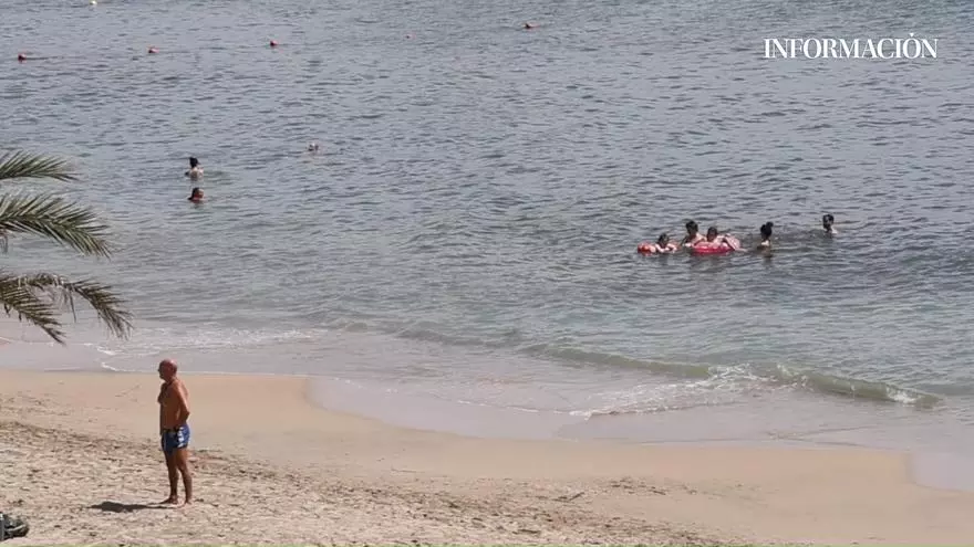 La playa de la Albufereta reabre al baño tras ser cerrada por contaminación