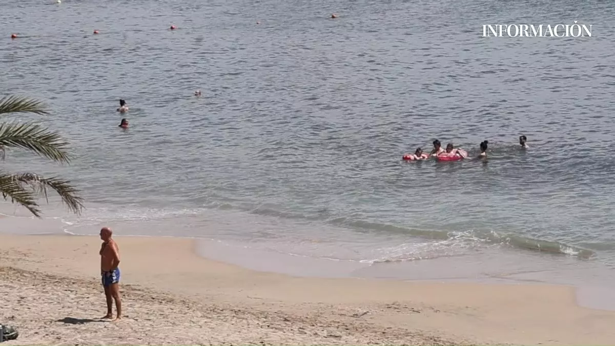 La playa de la Albufereta, en Alicante, reabre al baño tras ser cerrada por contaminación