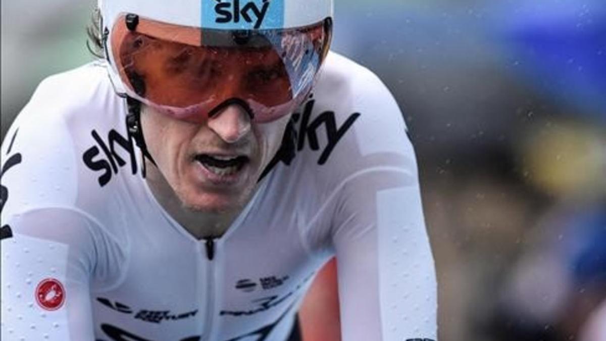 El detalle de las burbujas del buzo Body Paint 4.0 del Sky, en el cuerpo de Geraint Thomas, ganador de la crono inaugural