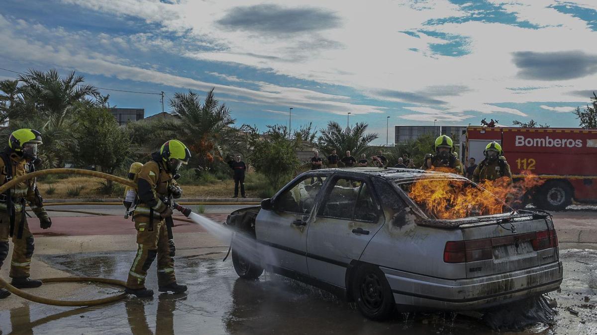 Práctica del curso con un coche incendiado con gas licuado, que arde muy fuertemente. | Antonio Amorós