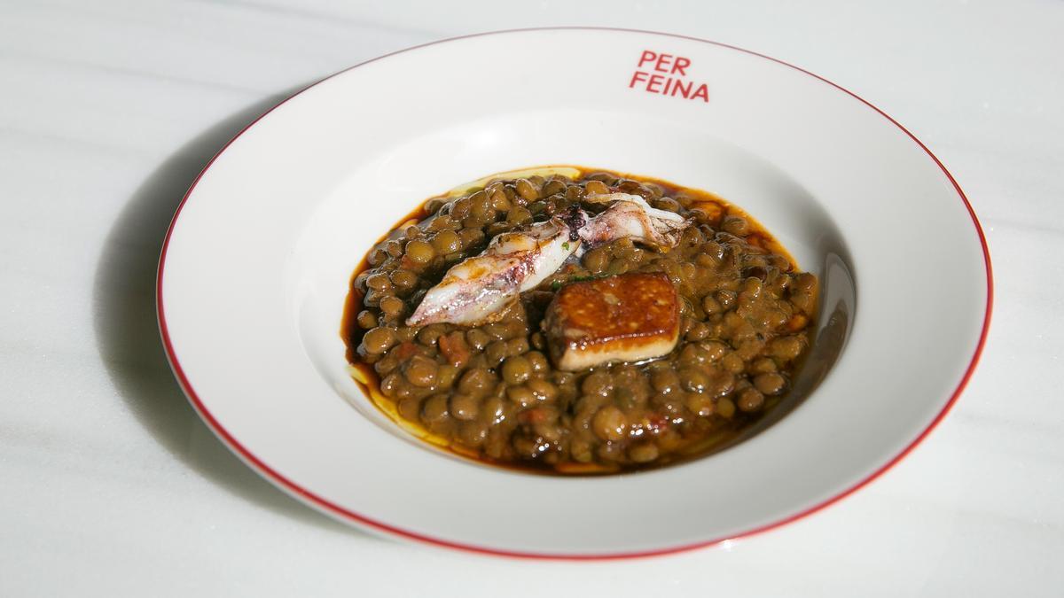 Las lentejas con calamarcitos y fuagrás del restaurante Per Feina.