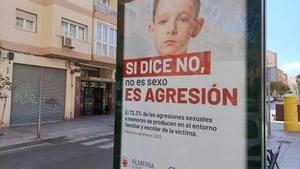 El Ayuntamiento de Almería ordena la retirada de este cartel dentro de una campaña contra la violencia de género