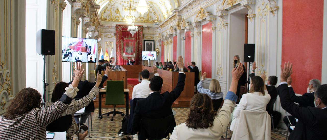 Un momento de votación con todos los ediles a favor en el primer pleno presencial tras la pandemia.