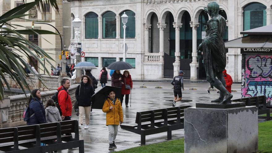 Los hoteles y restaurantes de Gijón comienzan a llenarse en Semana Santa a pesar del mal tiempo