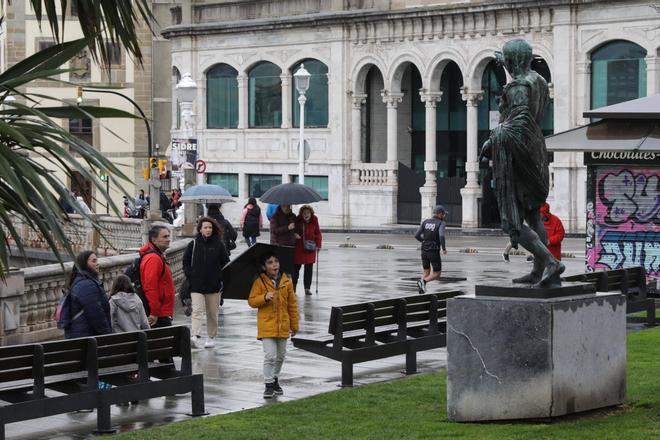 Los hoteles y restaurantes de Gijón comienzan a llenarse en Semana Santa (en imágenes)