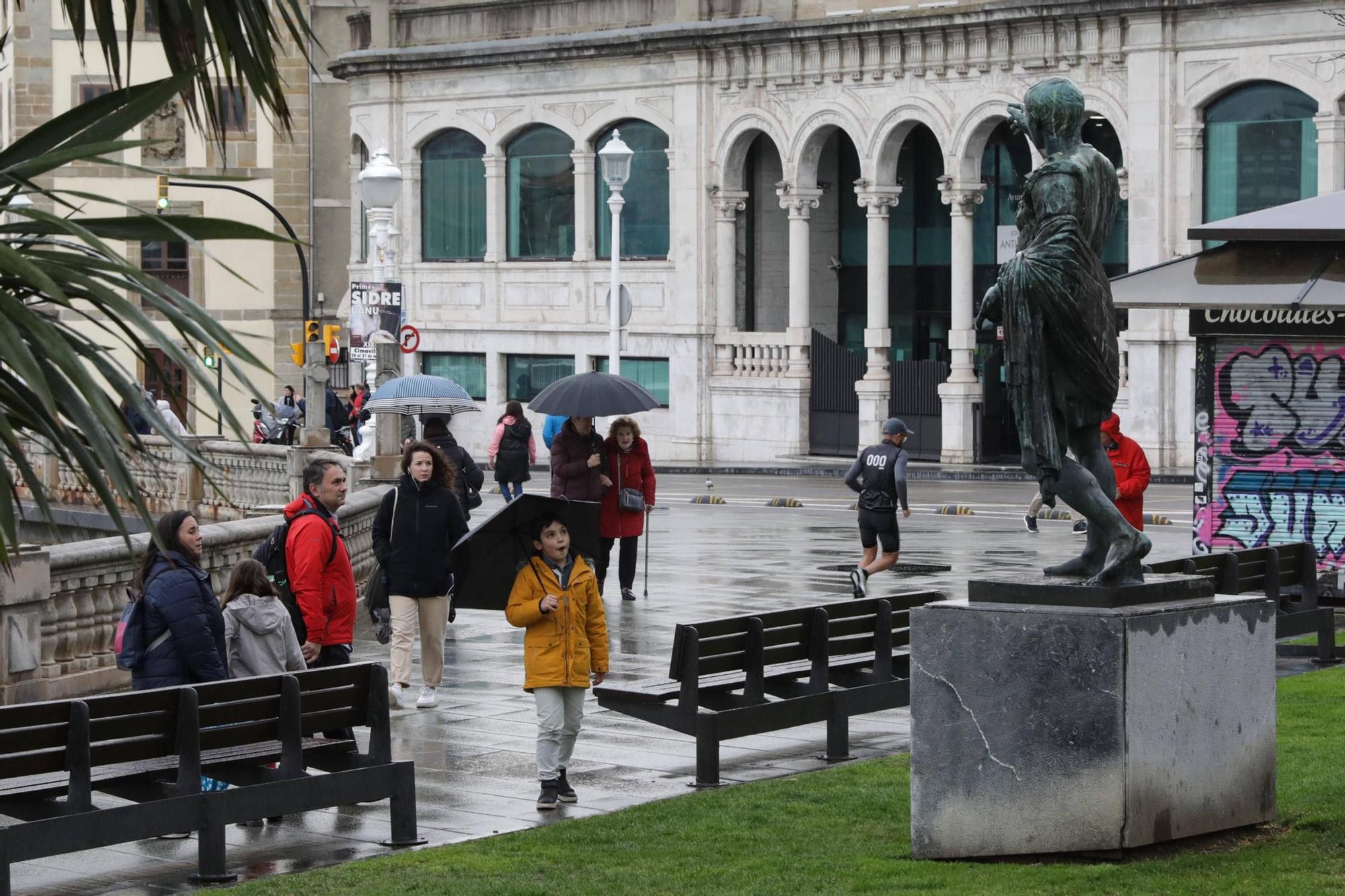 Los hoteles y restaurantes de Gijón comienzan a llenarse en Semana Santa (en imágenes)