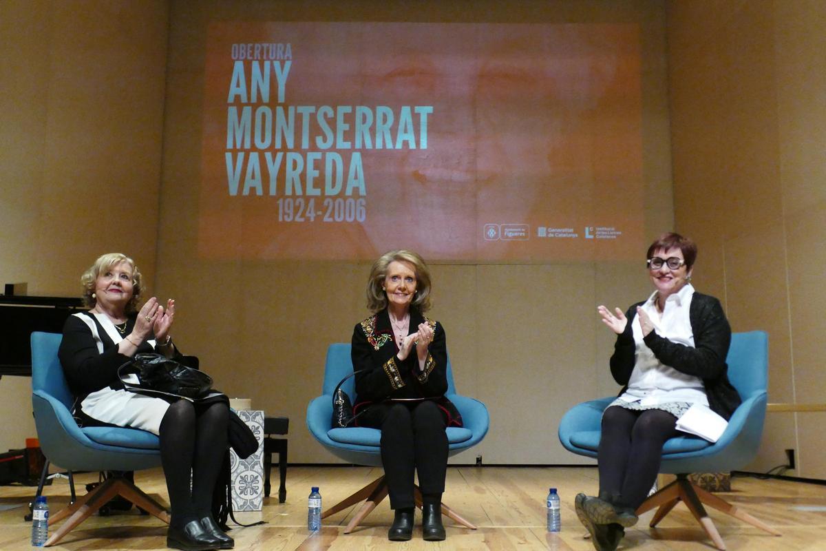 Anna Maria Velaz, Mariàngela Vilallonga i Maria Mercè Cuartiella, durant l'acte d'obertura de l'Any Montserrat Vayreda.