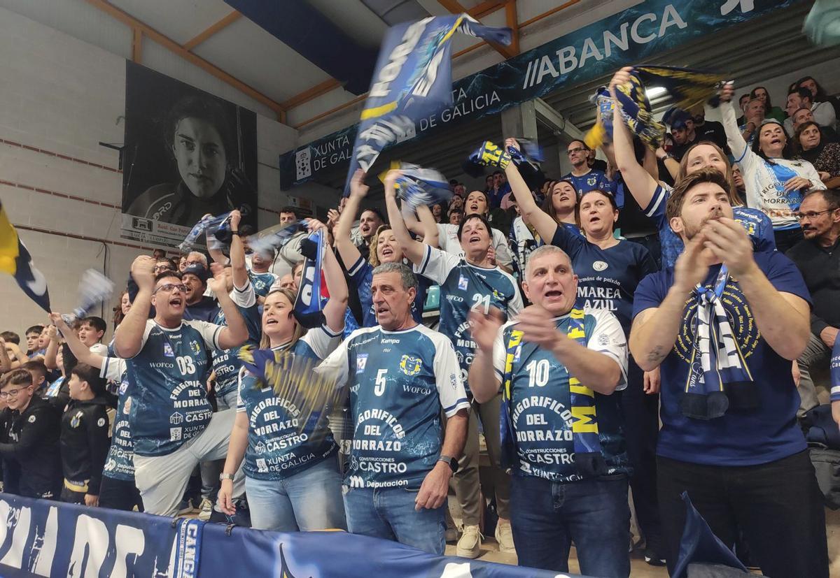 Aficionados del Balonmán Cangas en el último partido en O Gatañal ante el Fútbol Club Barcelona.