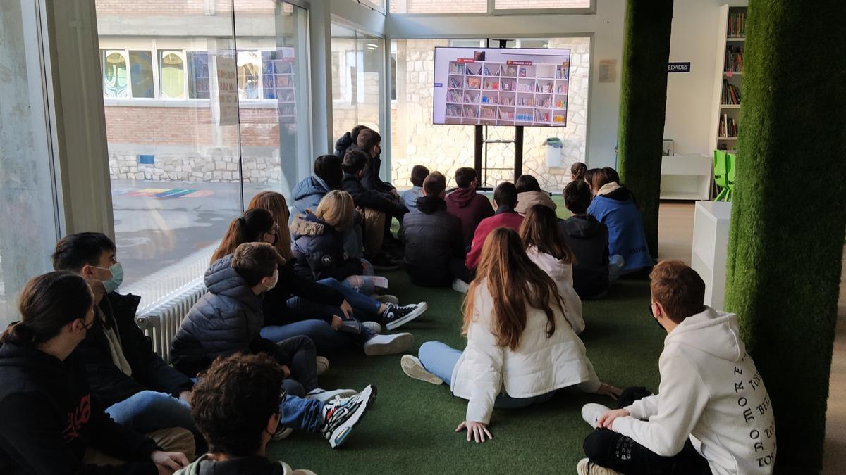 Cada clase del centro tiene asignada una visita a la biblioteca cada 15 días, ahora totalmente renovadas.