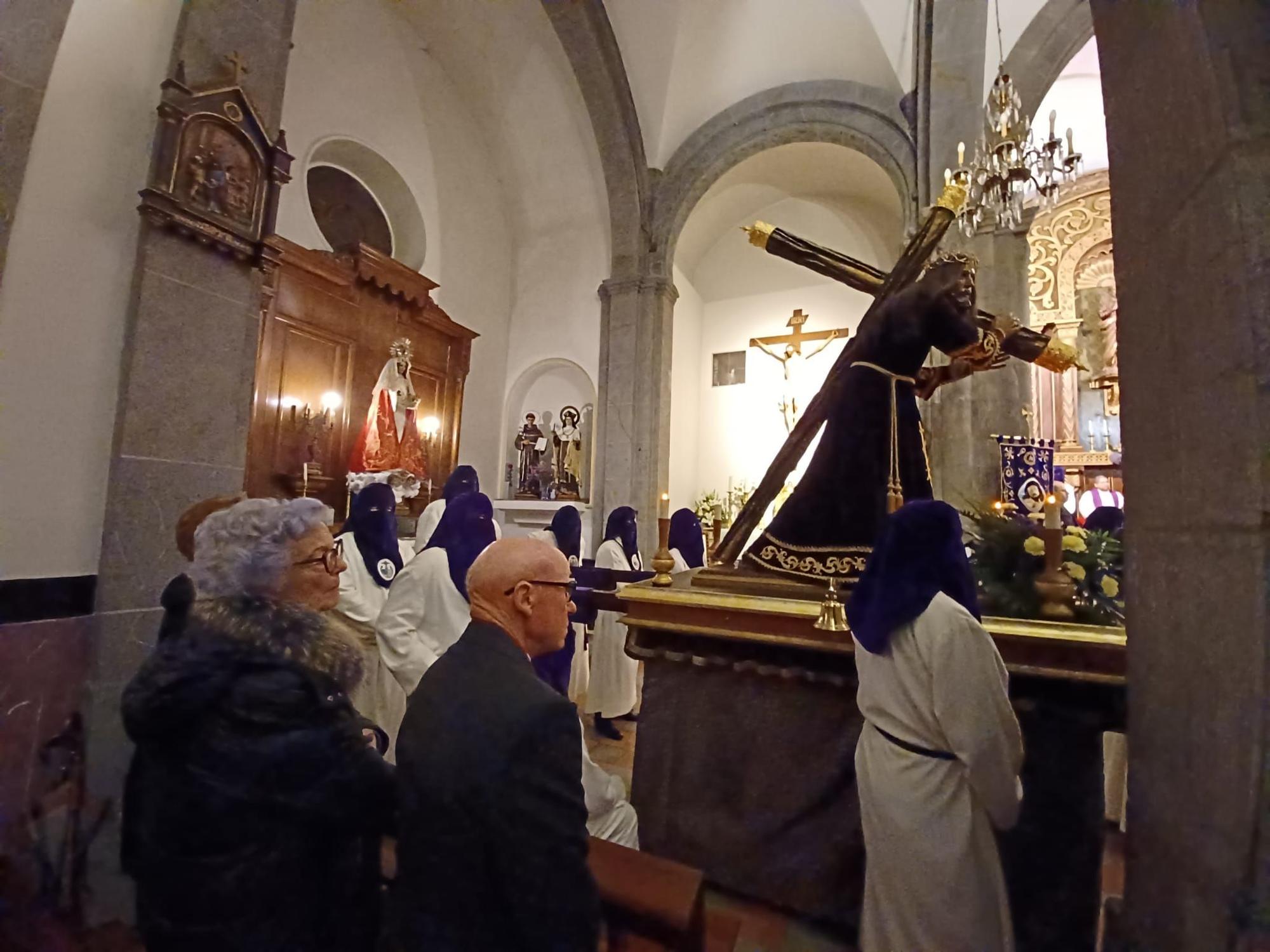 Semana Santa en Grado: el vía crucis, a cubierto