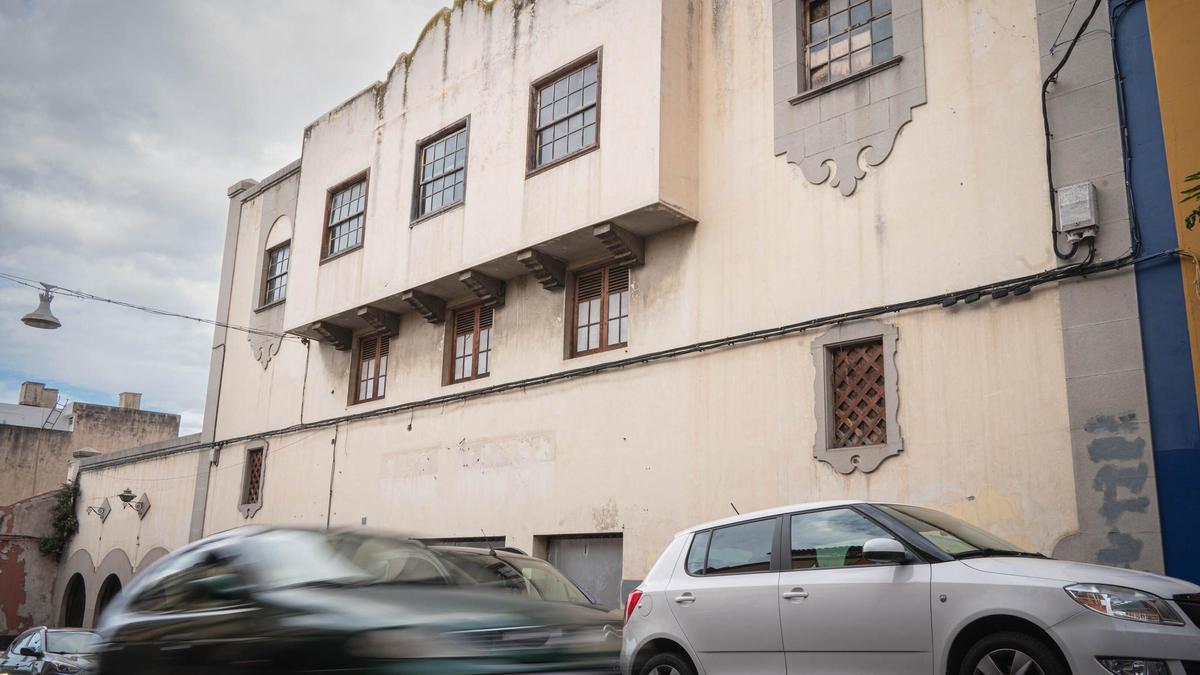 Fachada del histórico cine Viera situado en la calle de El Medio