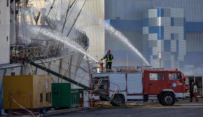 Los bomberos sofocan el incendio del ''Fin Whale''.