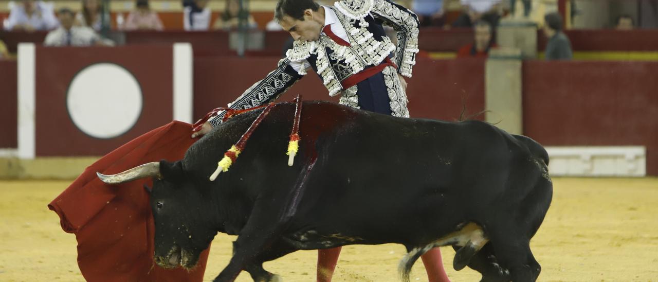 Saúl Jiménez Fortes, fiel a su toreo de bajas pulsaciones y casi desprecio por el riesgo en un muletazo por la espalda.