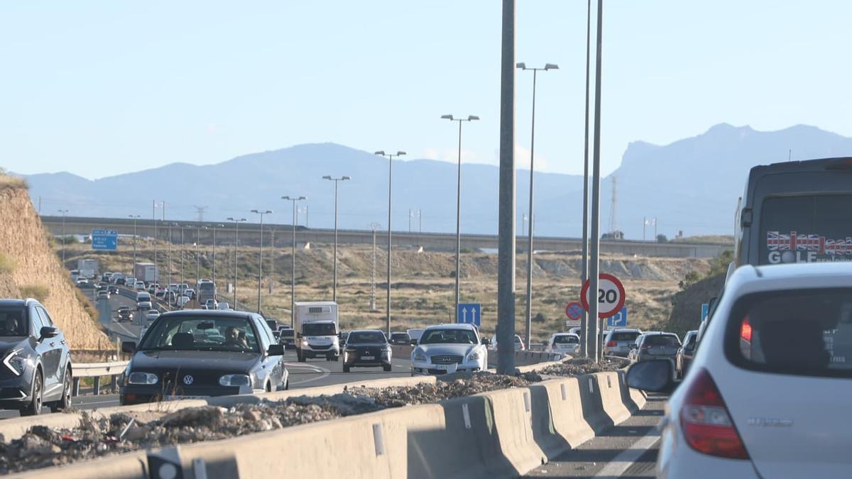 seis obstáculos por accidente provocan retenciones en A-70, A-31 y A7