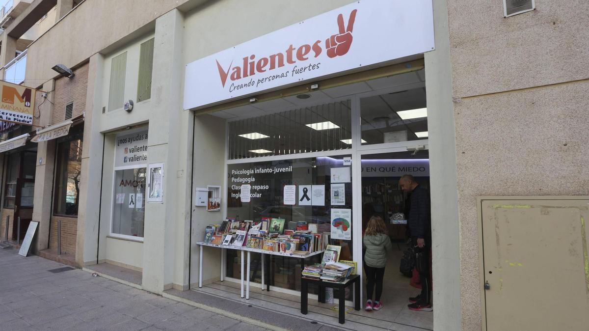 Fachada de uno de los bajos de Valientes, al lado del edificio calcinado en Maestro Rodrigo.