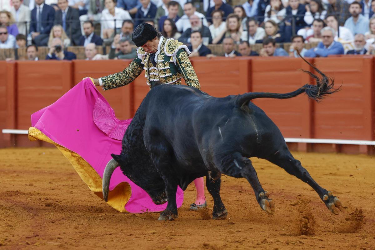 Curro Díaz da un pase con su capote al segundo de su lote, este martes, en Sevilla.