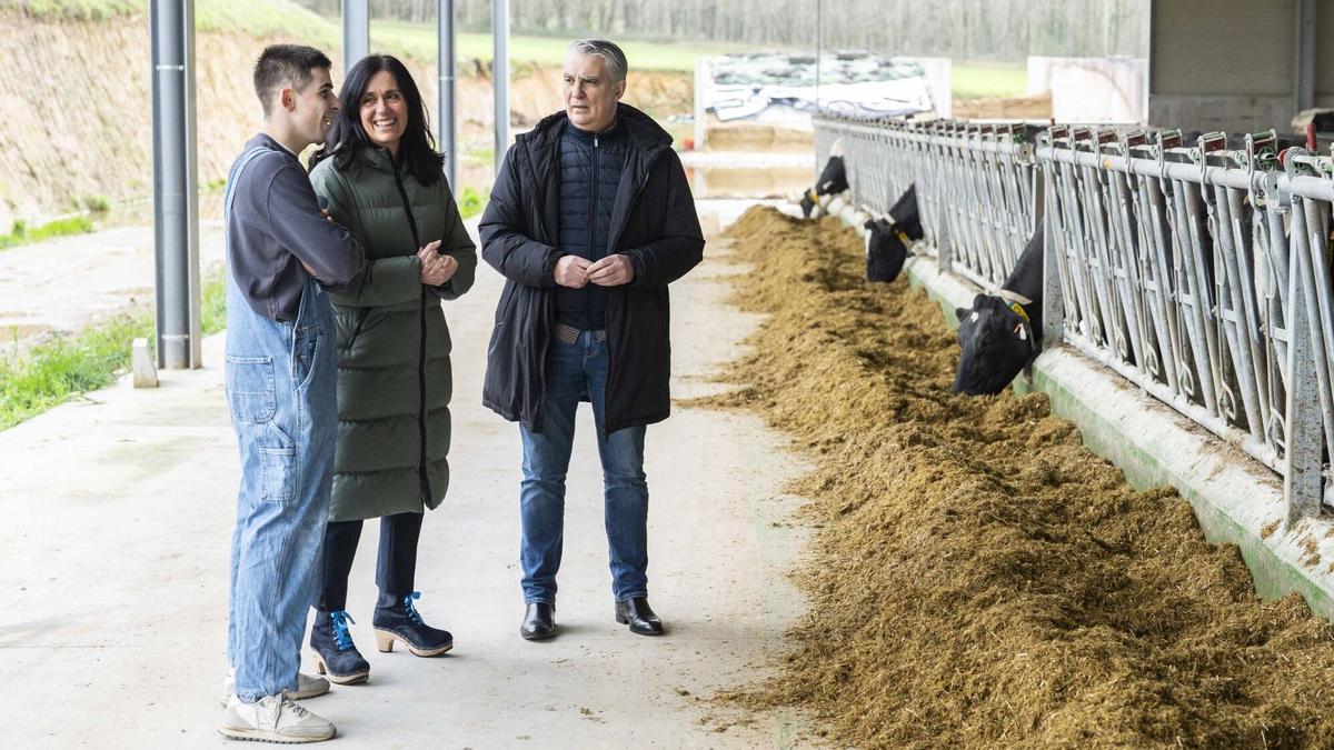 Avelino Souto, en la explotación ganadera de su familia, junto a los diputados autonómicos Paula Prado y Miguel Ángel Viso.