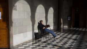Un estudiante universitario, durante un receso.